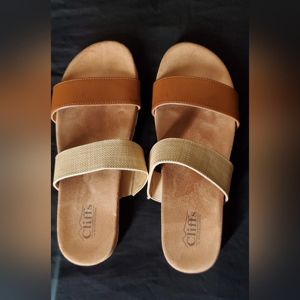 Cliffs by WHITE MOUNTAIN Dual-Tone Sandals EUC
